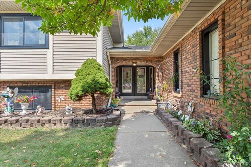 21946 Camille Ct, Woodhaven, MI, 48183-1524 | Card Image