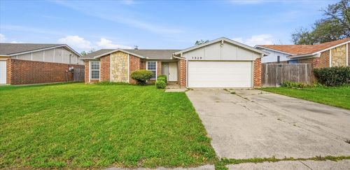 7529 Meadowlark Ln N, Watauga, TX, 76148-1739 | Card Image