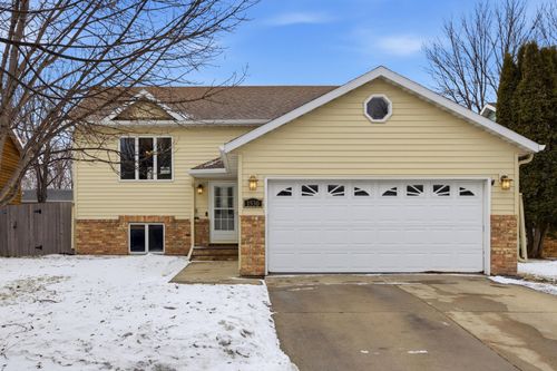 1530 29th Ave S, Fargo, ND, 58103-5921 | Card Image