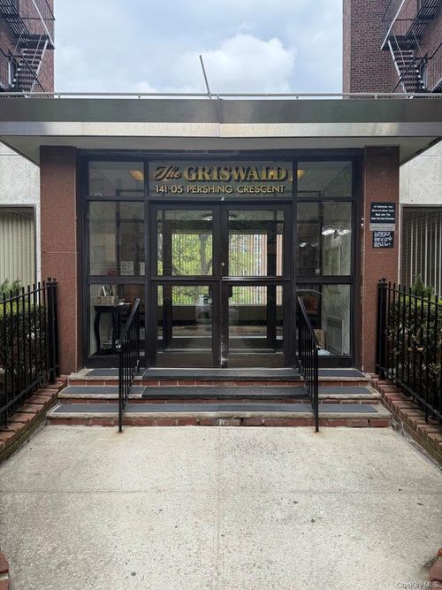 b7-141-05 Pershing Crescent, New York, NY, 11435 | Card Image