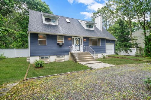 19 Cozine Rd, Center Moriches, NY, 11934-1201 | Card Image