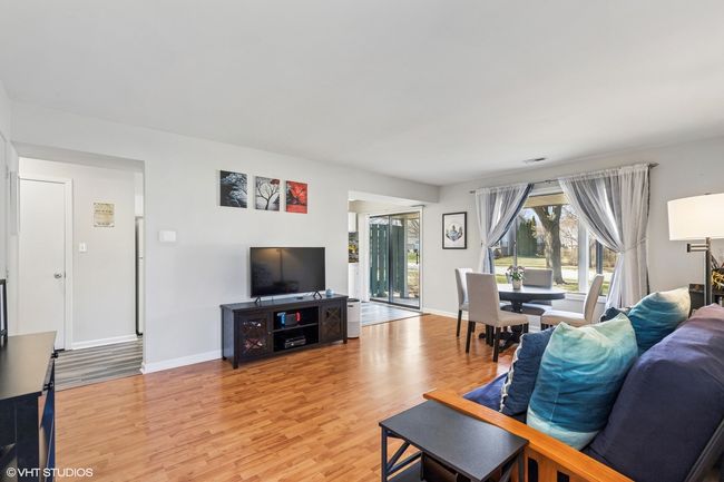 302 Taylor Ct, Condo with 3 bedrooms, 2 bathrooms and 1 parking in Vernon Hills IL | Image 7