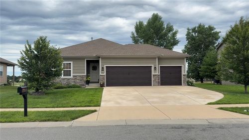 424 E Pawnee St, Gardner, KS, 66030-1658 | Card Image