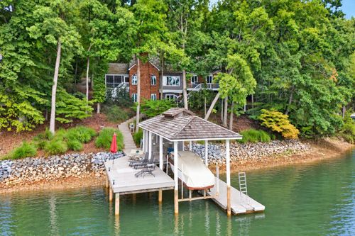 870 Oakshire Ln, Wirtz, VA, 24184-2702 | Card Image