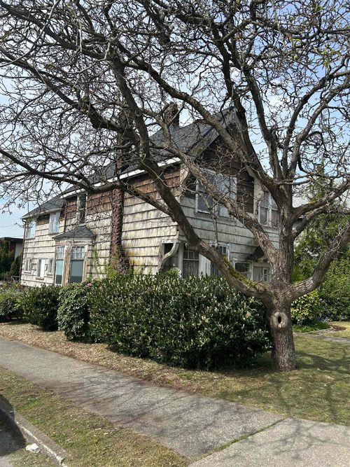 422 Eighth St, New Westminster, BC, V3M3R7 | Card Image