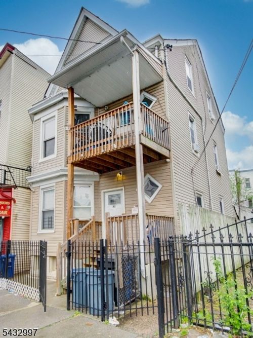 426 E 18th St, Paterson, NJ, 07524-2751 | Card Image