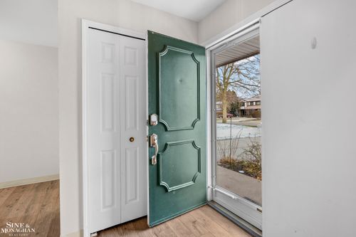 65 Vernier Rd, Grosse Pointe Shores, MI, 48236-1516 | Card Image