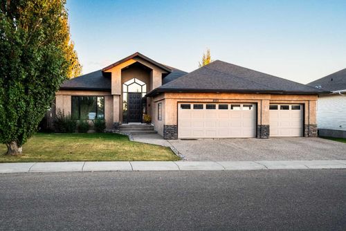 845 1 St Se, Three Hills, AB, T0M2A0 | Card Image