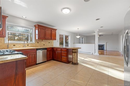 13 Mesa Pl, Nanuet, NY, 10954-5926 | Card Image