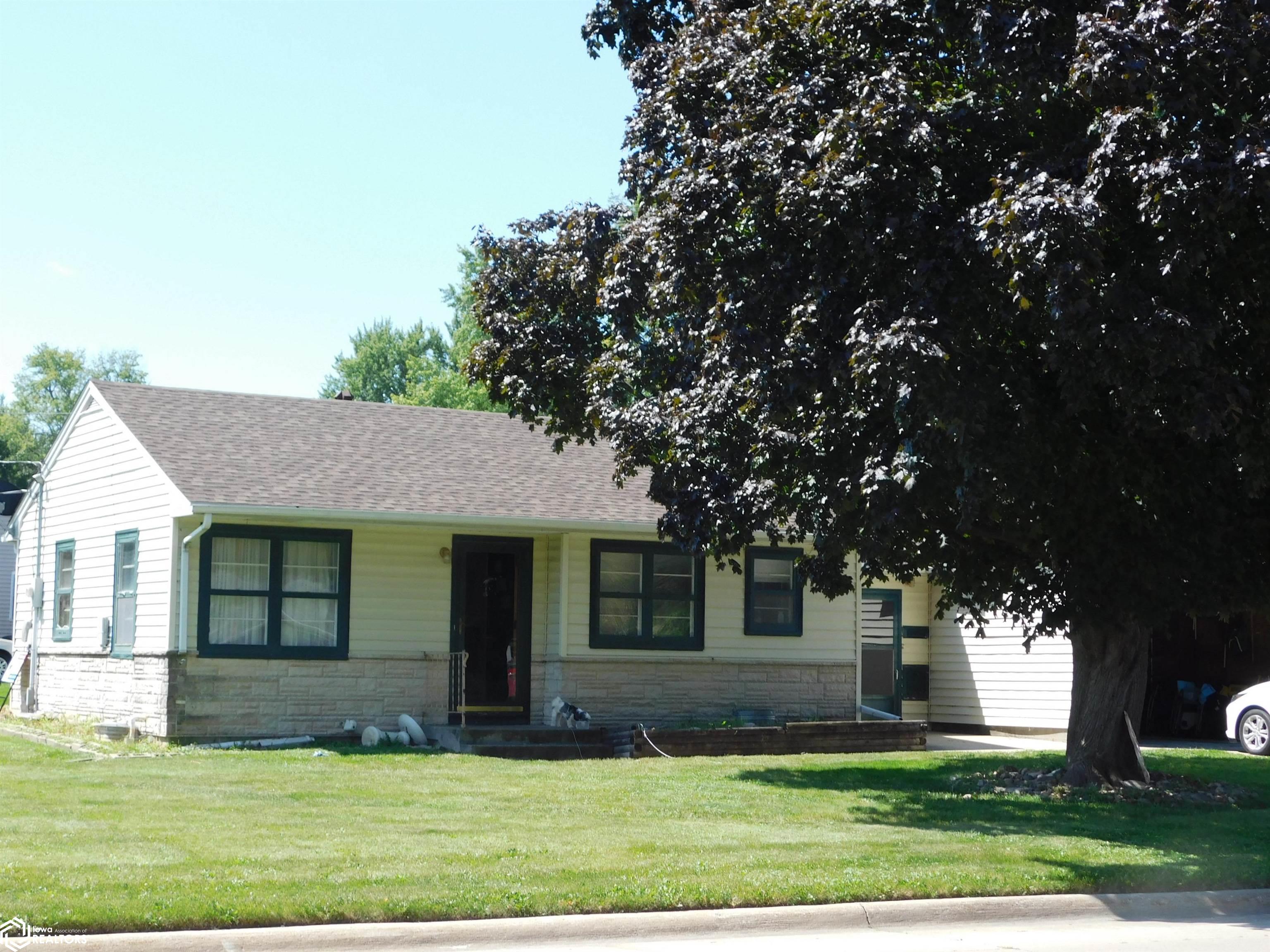 8th Ave, Newton, IA 50208