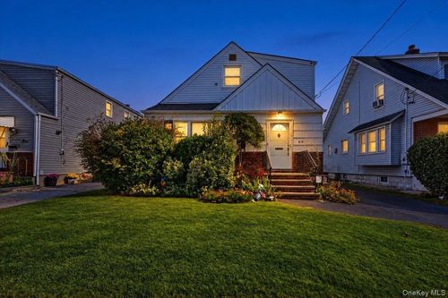 25 Poplar St, W Hempstead, NY, 11552-2006 | Card Image