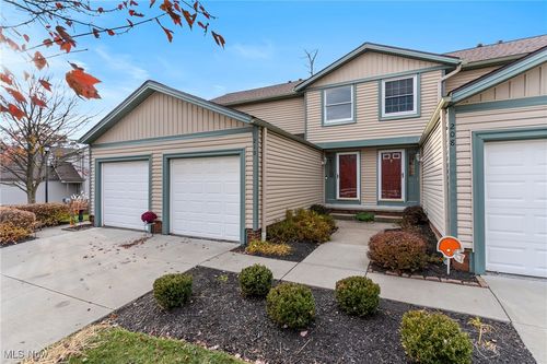 210 Regina Dr, Bedford, OH, 44146-3279 | Card Image