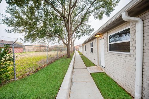 b-5042 Mallow St, Houston, TX, 77033-3945 | Card Image