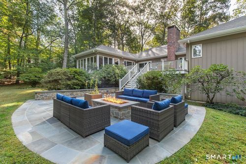 69 Forest Glen Dr, Woodbridge, CT, 06525-1420 | Card Image