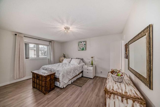23 Sanderling Rise Nw, Home with 4 bedrooms, 3 bathrooms and 5 parking in Calgary AB | Image 12