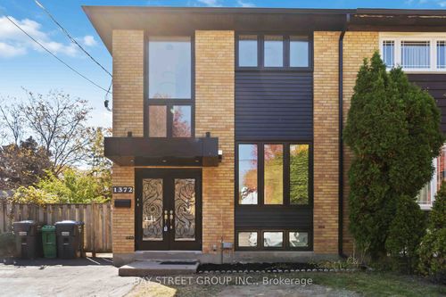 1372 Freeport Dr, Mississauga, ON, L5C1S6 | Card Image