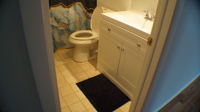 Ceramic tiles match foyer tile | Image 11
