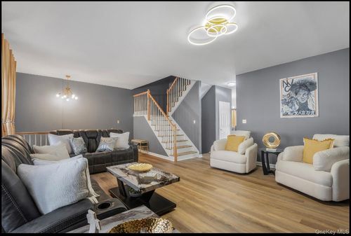 5 Seeley Bull St, Monroe, NY, 10950-4184 | Card Image