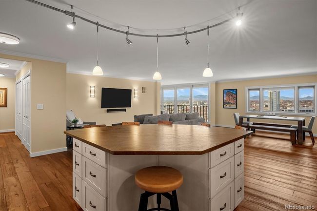 APT-1902 - 1551 Larimer St, Condo with 2 bedrooms, 2 bathrooms and 2 parking in Denver CO | Image 5