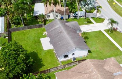 426 La Mancha Avenue, House other with 3 bedrooms, 2 bathrooms and null parking in Royal Palm Beach FL | Image 3