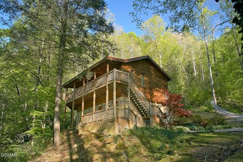 2246 Cove Creek Dr, Sevierville, TN, 37862-8016 | Card Image