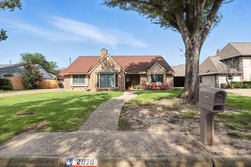 2910 Riata Ln, Houston, TX, 77043-1313 | Card Image
