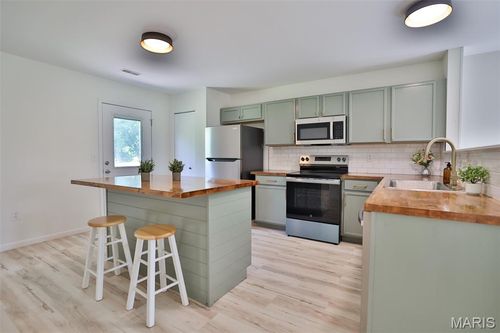 560 Falling Leaf Way, Mascoutah, IL, 62258-2784 | Card Image