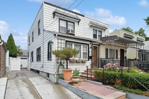 3211 204th St, Bayside, NY, 11361-1031 | Card Image