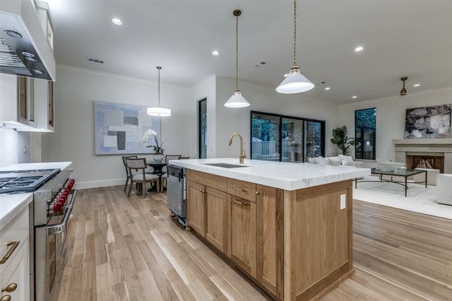 Kitchen open to the Breakfast area | Image 15