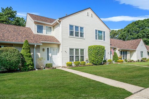 8 Crescent Cir, Holbrook, NY, 11741-4318 | Card Image