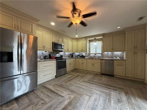 1042 Lands End Way, Virginia Beach, VA, 23451-6511 | Card Image
