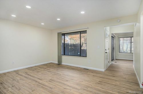 37313 Clubhouse Dr, Sterling Heights, MI, 48312-2243 | Card Image