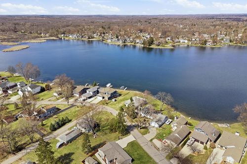 1148 Lakeview Dr, Wolverine Lake, MI, 48390-2229 | Card Image