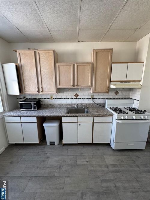 405 Fairview Ave, Fairview, NJ, 07022-1858 | Card Image