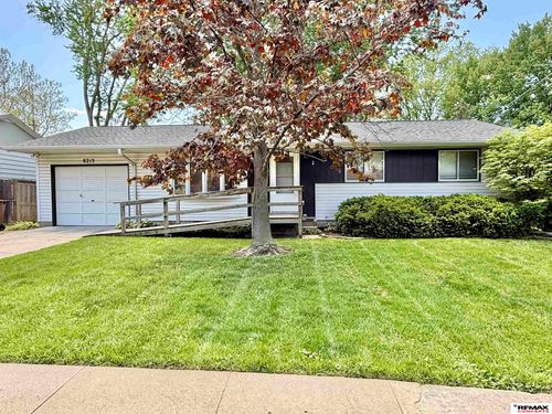 8215 Chestnut Ln, Lincoln, NE, 68510-2628 | Card Image