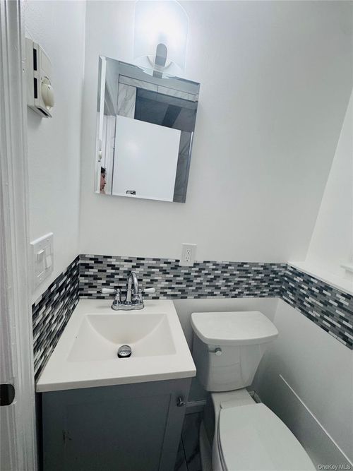 87 Ellis Ave, Newburgh, NY, 12550-5106 | Card Image