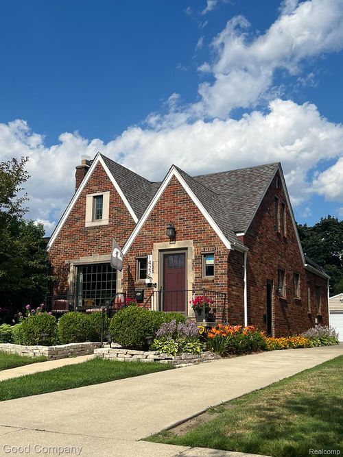 1422 Edgewood Dr, Royal Oak, MI, 48067-1293 | Card Image