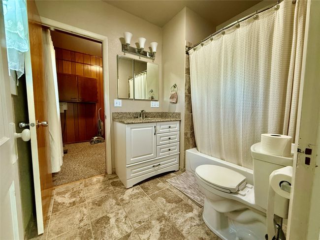 Main floor bathroom | Image 23