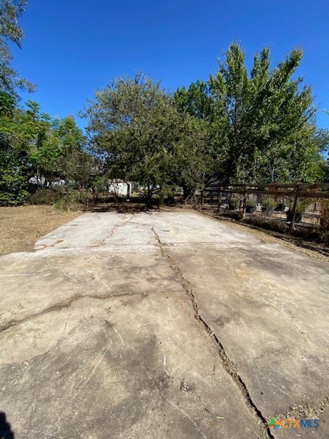 409 E Hochheim St, House other with 3 bedrooms, 2 bathrooms and null parking in Yoakum TX | Image 13