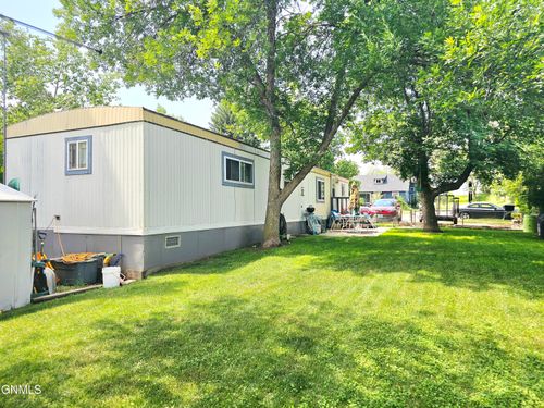 504 4th St Nw, Watford City, ND, 58854-3048 | Card Image