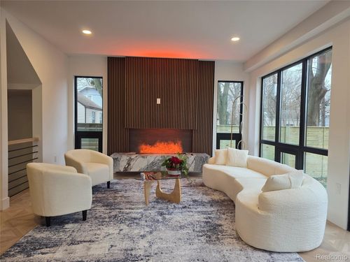 1833 N Washington Ave, Royal Oak, MI, 48073-4158 | Card Image