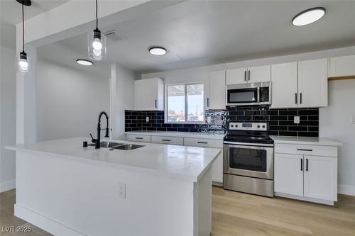 1225 Arrowhead Ave, Las Vegas, NV, 89106-1403 | Card Image