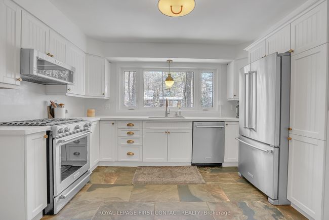 11 Vernar Dr, House other with 4 bedrooms, 3 bathrooms and 6 parking in Midhurst ON | Image 8