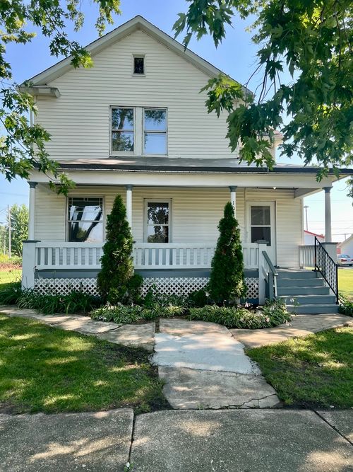 107 W Palmer St, Thawville, IL, 60968-1102 | Card Image