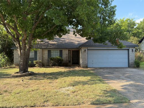 1221 Castleman Dr, Cedar Hill, TX, 75104-7327 | Card Image