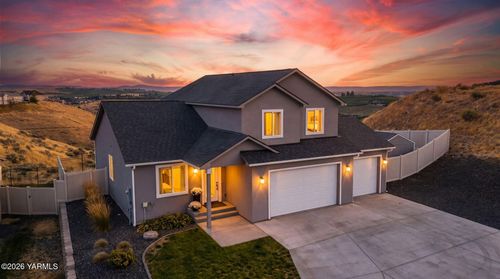 1560 W Goodlander Rd, Selah, WA, 98942-8760 | Card Image