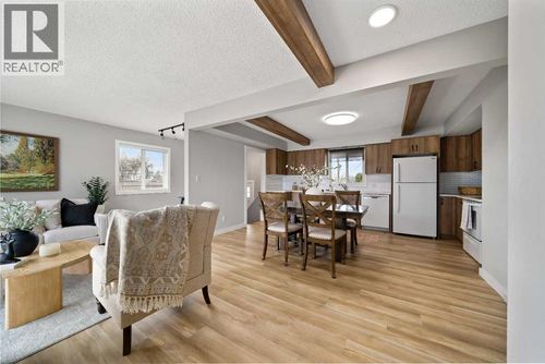 202 8 Avenue E, Bow Island, AB, T0K0G0 | Card Image