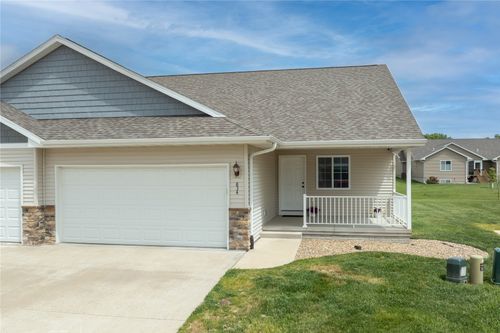 834 Crescent View Dr Ne, Cedar Rapids, IA, 52402-6773 | Card Image