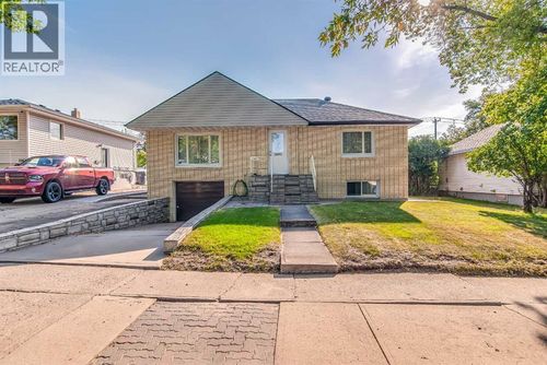 1967 15 Ave Se, Medicine Hat, AB, T1A3R7 | Card Image