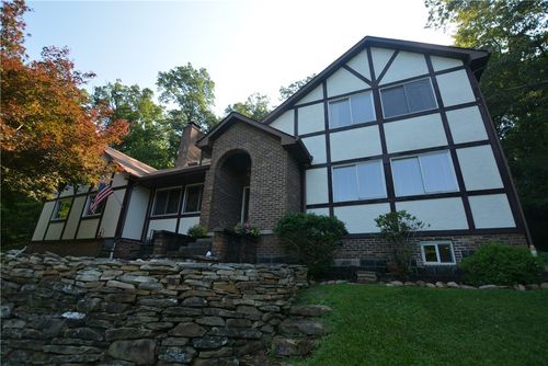 2576 Wexford Run Rd, Wexford, PA, 15090-7512 | Card Image
